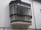 Balcón de hierro forjado en una de las calles del Barrio Judío-Gótico