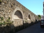 Restos de la muralla que rodeaba y protegía a la villa en la Edad Media